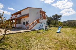 Herní místnost nebo prostor pro děti v ubytování Apartments by the sea Pasman - 8274