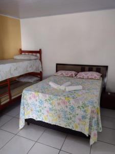 1 dormitorio con 1 cama con 2 camas individuales en Pousada do Nico, en São Gabriel