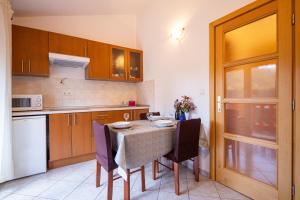 Kuchyň nebo kuchyňský kout v ubytování Apartments by the sea Pasman - 8274
