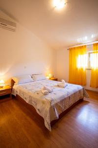 Un pat sau paturi într-o cameră la Apartments by the sea Pasman - 8274