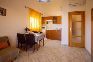 Kuchyň nebo kuchyňský kout v ubytování Apartments by the sea Pasman - 8274