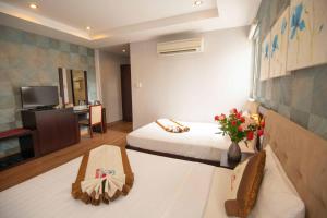 Habitación de hotel con 2 camas y TV en Hoang Sa Hotel, en Da Nang