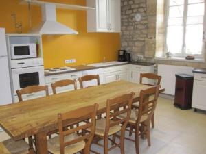 Kitchen o kitchenette sa Gîte L'Isle-en-Rigault, 4 pièces, 8 personnes - FR-1-585-55