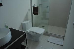 a bathroom with a toilet and a shower and a sink at Habitación confortable dentro departamento Natura in Mexico City
