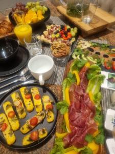 einen Tisch mit einem Haufen verschiedener Arten von Speisen in der Unterkunft London Park Haven in London