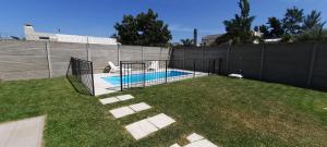 a batting cage in a yard next to a fence at Casa Los Zorzales in San Pedro