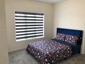 um quarto com uma cama em frente a uma janela em 537 Veterans Dr Brampton em Brampton