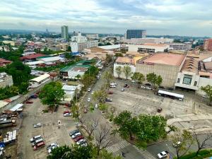 een stad met auto's geparkeerd op een parkeerplaats bij The Loop Condotel in Cagayan de Oro