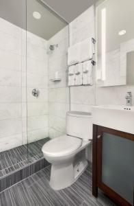 Ein Badezimmer in der Unterkunft The Gallivant Times Square