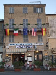 budynek z flagami na boku w obiekcie Pensione Delfino Azzurro w mieście Loreto