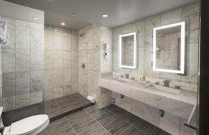 Ein Badezimmer in der Unterkunft The Gallivant Times Square