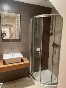 a bathroom with a shower and a sink at London Cozy & Spacious Room 2 mins away from Train Station in London