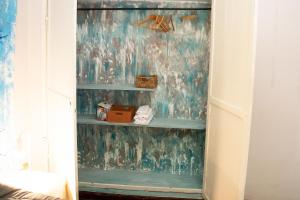 a closet with a blue and green wallpaper at Casona Antigua con Jacuzzi a metros de la Basílica de Luján in Luján