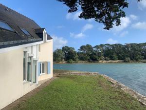 dom z widokiem na rzekę w obiekcie Holiday home with sea view and panoramic view w mieście Larmor-Baden