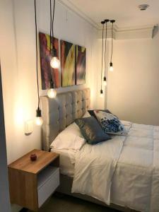 1 dormitorio con 1 cama con mesa y cuadros en PROMO MES Amazing Apartment Poblado, Manila., en Medellín