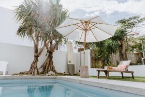 Bazén v ubytování Yeppoon Surfside Motel nebo v jeho okolí