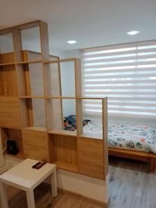 een slaapkamer met een stapelbed en een raam bij Amoblado Norte en Bogota in Bogota
