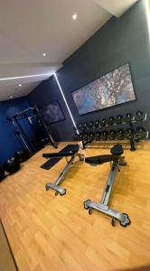 een sportschool met fitnessapparatuur in een kamer bij Elite Apartment 1 in Riyad