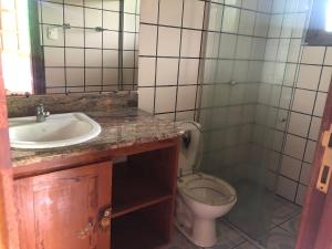 y baño con lavabo y aseo. en Refúgio Beira Mar, en Santa Cruz Cabrália
