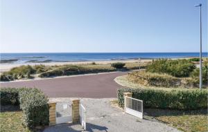 ein Gehweg zum Strand mit dem Meer im Hintergrund in der Unterkunft Lovely Home In Saint-Germain-Sur-Ay in Saint-Germain-sur-Ay