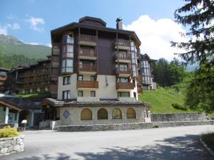 a large building on the side of a mountain at Appartement Valmorel, 2 pièces, 4 personnes - FR-1-356-248 in Valmorel