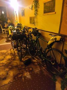 eine Gruppe Fahrräder, die neben einem gelben Gebäude geparkt sind in der Unterkunft Pension Relax-Hvězdička in Leitmeritz