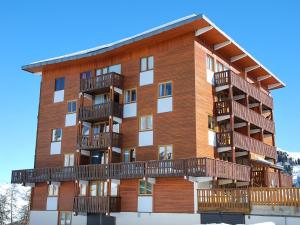 un edificio con balcones en un lateral en Appartement La Plagne, 3 pièces, 6 personnes - FR-1-351-2, en La Plagne