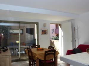 uma cozinha e sala de jantar com mesa e cadeiras em Appartement Collioure, 2 pièces, 4 personnes - FR-1-309-233 em Collioure