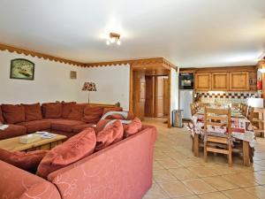 a living room with two red couches and a kitchen at Appartement 117m² aux Menuires, skis aux pieds, 4 chambres, prestations incluses - FR-1-613B-13 in Levassaix +8 photos