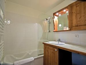 a bathroom with a sink and a shower and a tub at Appartement 117m² aux Menuires, skis aux pieds, 4 chambres, prestations incluses - FR-1-613B-13 in Levassaix