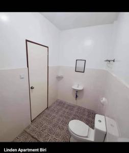 a bathroom with a toilet and a sink at LindenApartment 