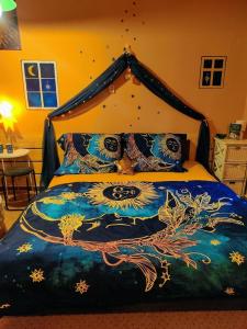 una camera da letto con un copriletto colorato di Pension Relax-Hvězdička a Litoměřice