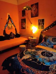 1 dormitorio con cama y sofá en Pension Relax-Hvězdička en Litoměřice