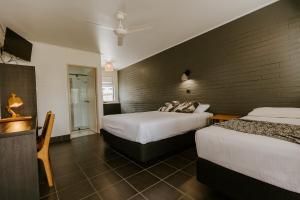 Postel nebo postele na pokoji v ubytování Yeppoon Surfside Motel