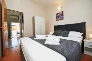 Postel nebo postele na pokoji v ubytování Apartment Lavender + 36 fotografií