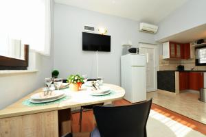 Kuchyň nebo kuchyňský kout v ubytování Apartment Lavender