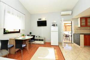 Kuchyň nebo kuchyňský kout v ubytování Apartment Lavender