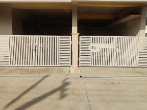 biała brama na boku budynku w obiekcie SV Serviced Apartments w mieście Chikmagalur
