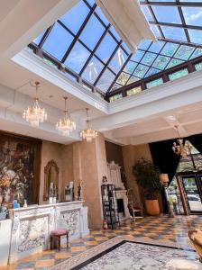 草屯鎮にあるNo. 6 Baowanglai Hotelのシャンデリア付きのガラス天井の広い客室です。