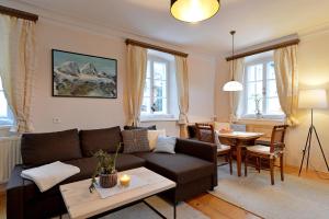 salon z kanapą i stołem w obiekcie Haus Haggenmüller w mieście Hopfgarten im Brixental