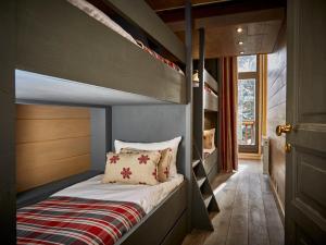a bunk bed in a room with two bunk beds at Appartement Val-d'Isère, 5 pièces, 8 personnes - FR-1-694-96 in Val-d'Isère