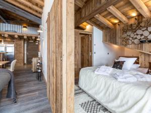 A bed or beds in a room at Appartement Val-d'Isère, 5 pièces, 8 personnes - FR-1-694-89