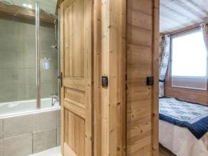 a bathroom with a wooden door and a bath tub at Appartement Val-d'Isère, 2 pièces, 4 personnes - FR-1-694-80 in Val-d'Isère