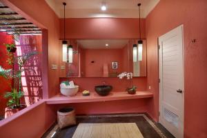 PinkCoco Uluwatu - Constant Surprises & for Cool Adults Only的一间浴室