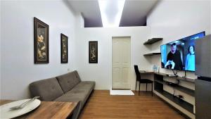 TV a/nebo společenská místnost v ubytování Spiral Suites Hotel