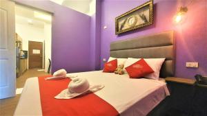 Postel nebo postele na pokoji v ubytování Spiral Suites Hotel