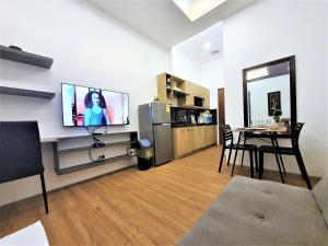 TV a/nebo společenská místnost v ubytování Spiral Suites Hotel