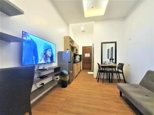 TV a/nebo společenská místnost v ubytování Spiral Suites Hotel