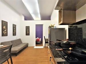 Kuchyň nebo kuchyňský kout v ubytování Spiral Suites Hotel