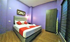 Postel nebo postele na pokoji v ubytování Spiral Suites Hotel